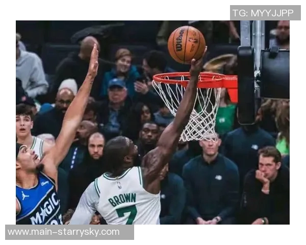 杰伦布朗表现平平18投9中贡献26分8篮板4助攻2抢断罚球命中率尚可