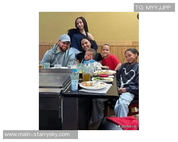 美媒分享库里一家六口温馨聚餐瞬间时光荏苒令人感慨不已