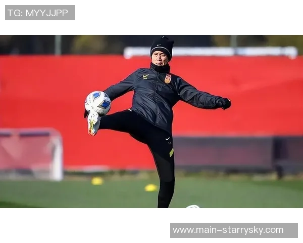 国足专注体能训练邵佳一持续考察队员状态与表现